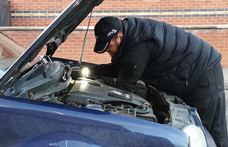 Zak under a bonnet